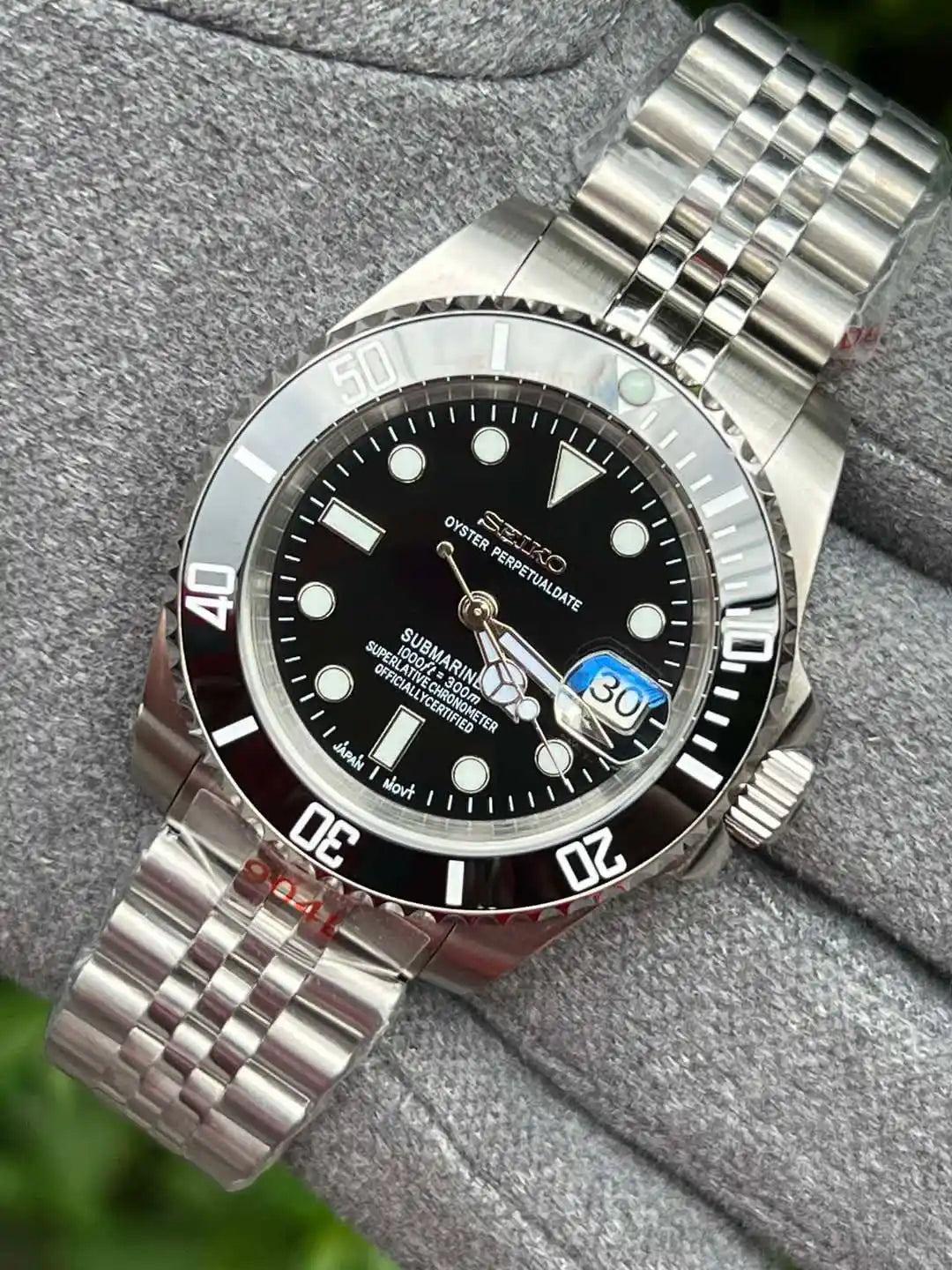 Silver Seiko Submariner wristwatch.